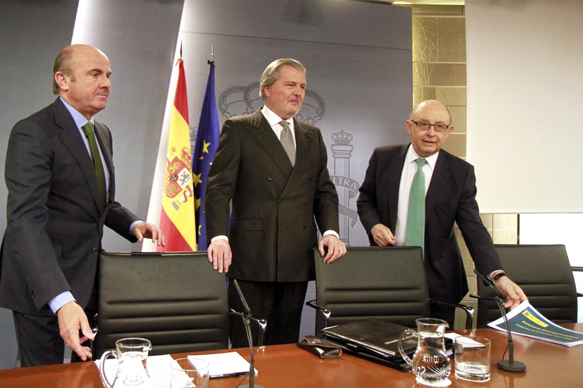 28/04/2017. Consejo de Ministros: Méndez de Vigo, Montoro y De Guindos. El ministro de Educación, Cultura y Deporte y portavoz del Gobierno,...